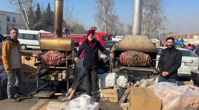 Deprem bölgesinde vatandaşlara cağ kebap ikram ediyorlar