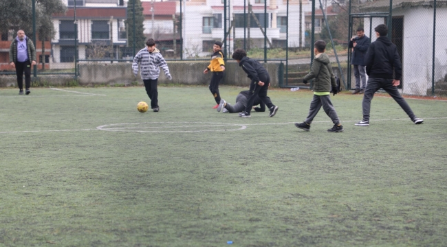 Depremzede çocuklar futbol oynayarak moral depoluyor