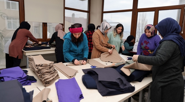 Depremzedeler için kışlık çocuk takımları