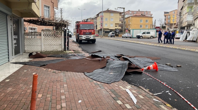 Fırtına, çatı malzemelerini uçurdu