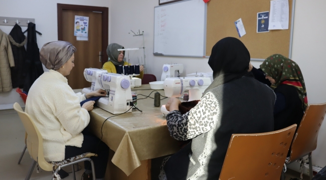 İZMEK'te kadınlar deprem bölgesindeki çocuklar için eşofman takımı üretiyor