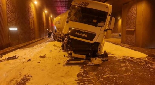 Kocaeli'de tünelde 4 araç çarpıştı; trafik kilitlendi