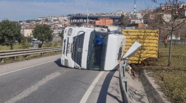 Virajı alamayan TIR devrildi: 1 yaralı