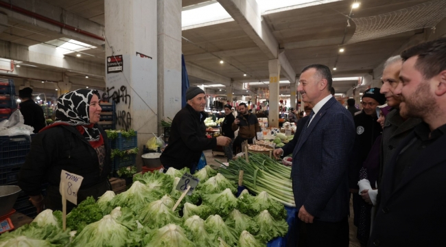 Başkan Büyükakın, Perşembe Pazarı'nı dolaştı