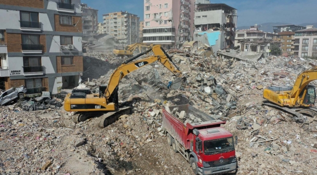 Büyükşehir, Hatay'da 51 binanın yıkımını yaptı