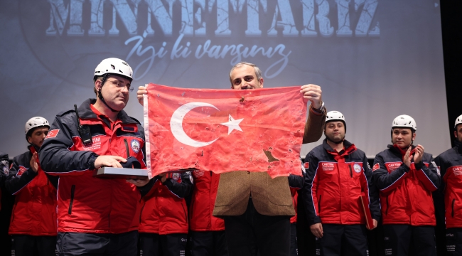 Depremde hayatını kaybedenler anıldı, gönüllüler onurlandırıldı