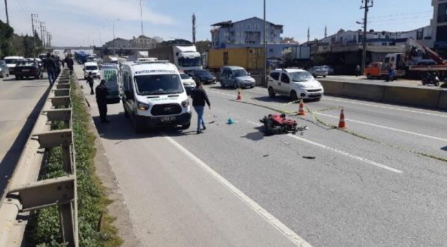 Devrilen motosikletteki 2 kişi TIR'ın altında kaldı: 1 ölü, 1 yaralı