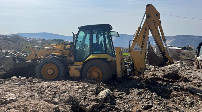 İzmit Belediyesi ekipleri, sel bölgesinde çamura saplanan iş makinasını kurtardı