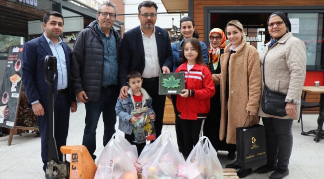 Minik Haticenur bileklik ve kolye satarak elde ettiği geliri depremzedelere bağışladı