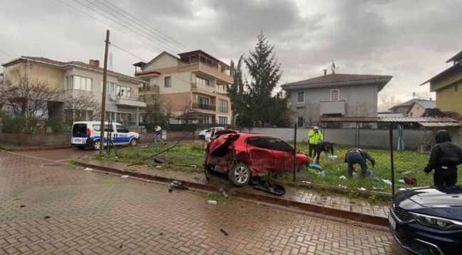 Polisten kaçan sürücü, otomobiliyle kaldırımdaki yayaya çarptı