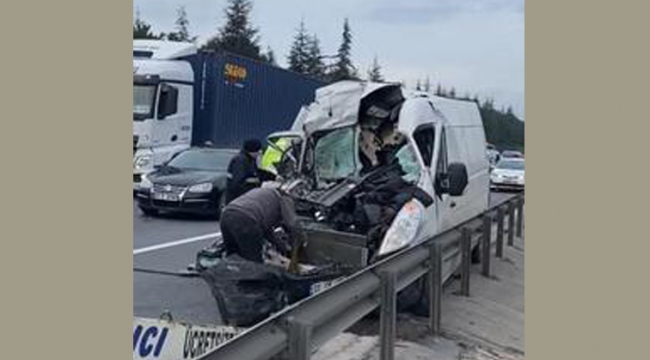 TIR'a çarpan minibüsün sürücüsü yaralandı