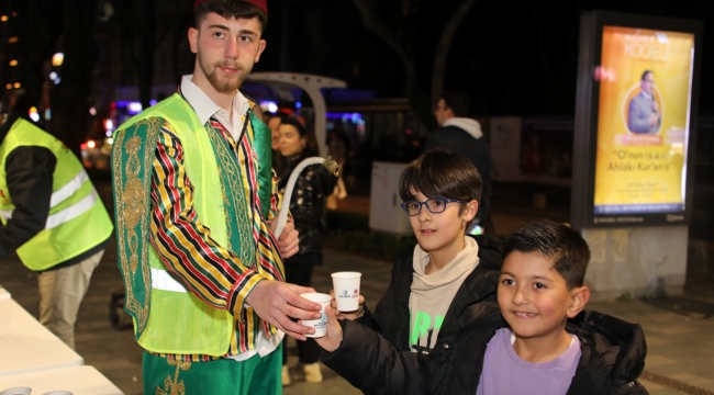 Büyükşehir'den Kocaelililere şerbet ikramı  