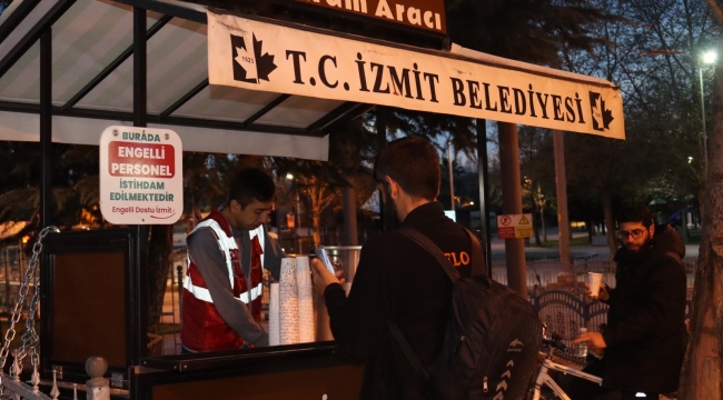 İzmit Belediyesi sıcak çorba hizmetiyle iftarda da vatandaşların yanında