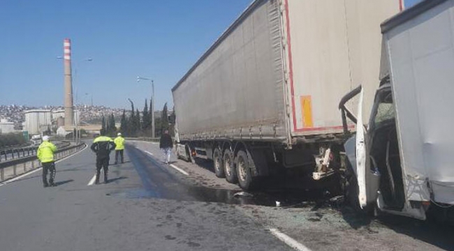 Lastiği patlayan TIR'a çarpan kamyonetin sürücüsü yaralandı