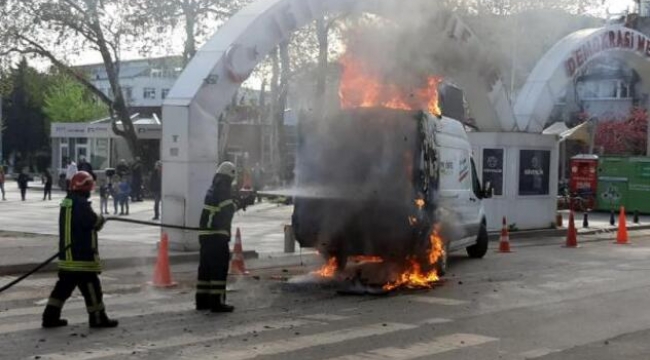 Ses sistemlerinin bulunduğu, belediyeye ait minibüs yandı