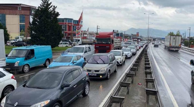 TIR devrildi, yolda uzun araç kuyrukları oluştu