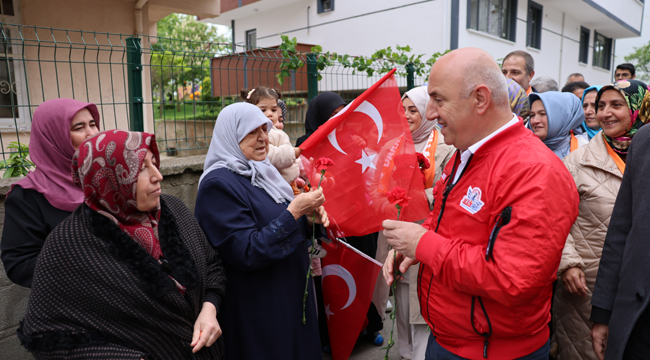 Başkan Bıyık, sokak sokak gezerek karanfil dağıttı