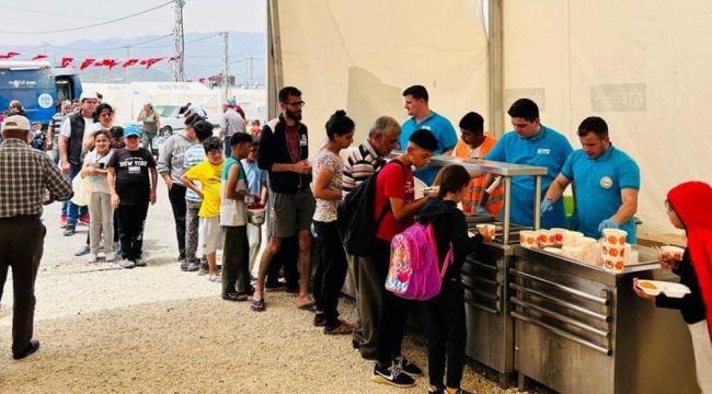 Büyükşehir deprem bölgesinde günlük 8 bin porsiyon yemek dağıtıyor