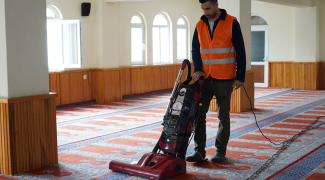 Çayırova'da camiler düzenli olarak temizleniyor