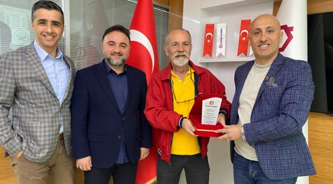 Emlak Kulübü'nden gazetemize plaket