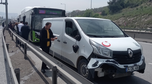 Halk otobüsü kaza yaptı, yolcular başka araca aktarıldı