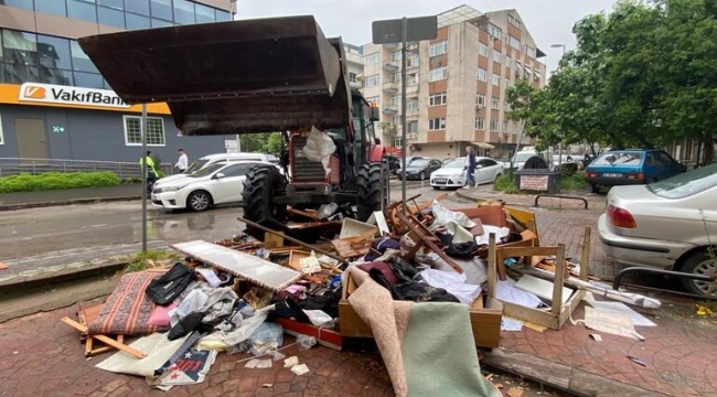 Ölen babasının eşyalarını dışarı bıraktı, cadde çöplüğü andırdı