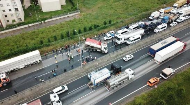 TEM'de kamyon devrildi; Ankara yönü ulaşıma kapandı