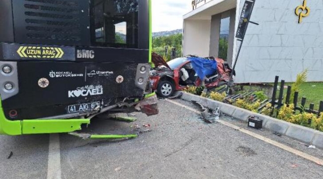 Belediye otobüsüyle çarpışan otomobildeki 3 kişi öldü