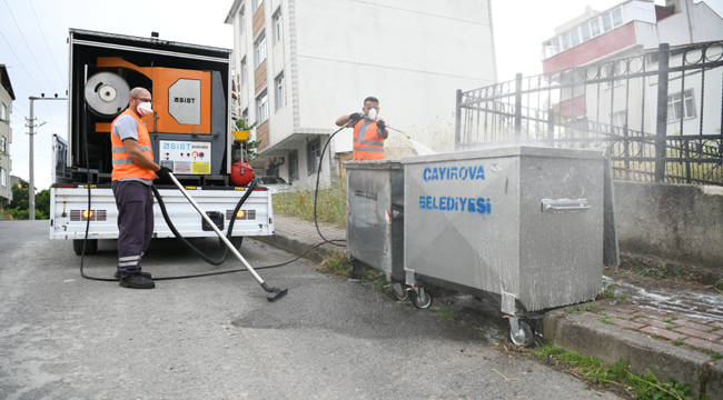 Çayırova'da çöp konteynerleri yerinde yıkanıyor