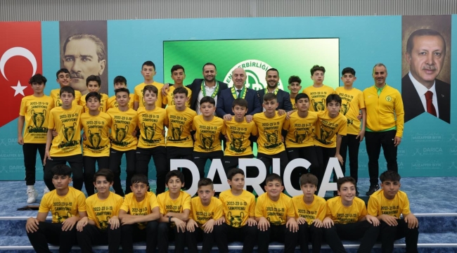 Darıca Gençlerbirliği U13 takımı, şampiyonluğu harika bir gece ile kutladı