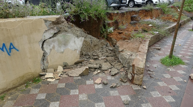 Otoparkın istinat duvarı çöktü, altında kalan ağaçlar yola devrildi!