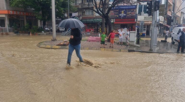 İzmit'te sağanak; dere taştı, cadde su altında kaldı