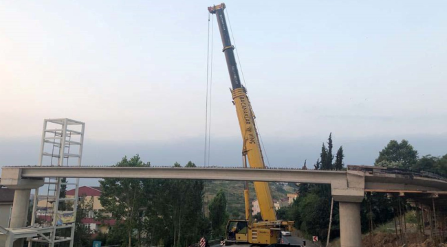 Darıca feribot yolu üstgeçidinin kirişleri monte edildi