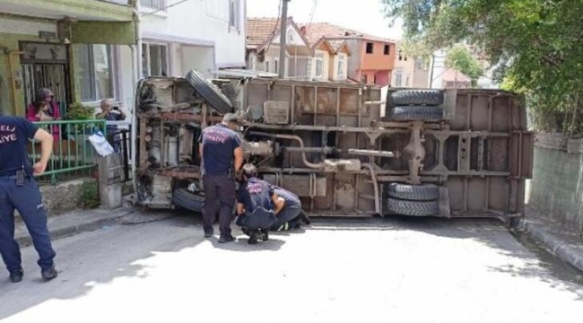 Kamyonet yokuş çıkarken devrildi