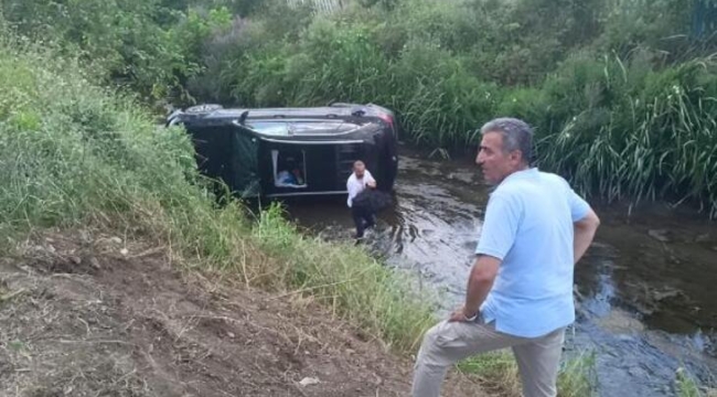 Kocaeli'de cip, dereye devrildi; 4 yaralı