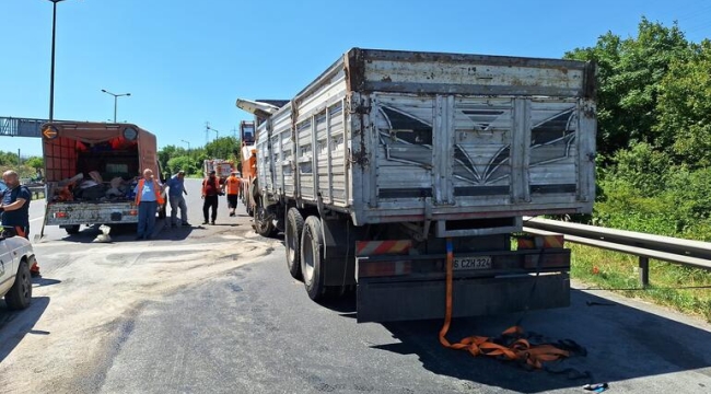 TEM'de kamyon, TIR'a çarptı: 1 yaralı