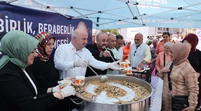 Başkan Bıyık, vatandaşlara aşure dağıttı