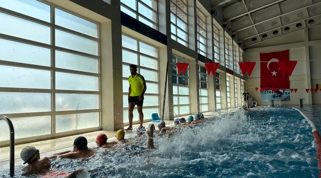 Çocuklar, Darıca Belediyesi ile yüzme öğreniyor