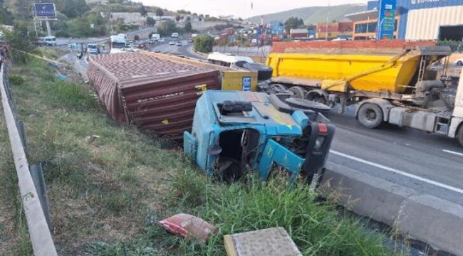 Devrilen TIR'ın sürücüsü hayatını kaybetti