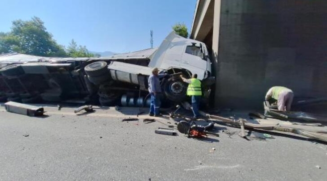 Lastiği patlayan TIR, otomobille cipe çarptı; yolda 5 kilometrelik kuyruk oluştu