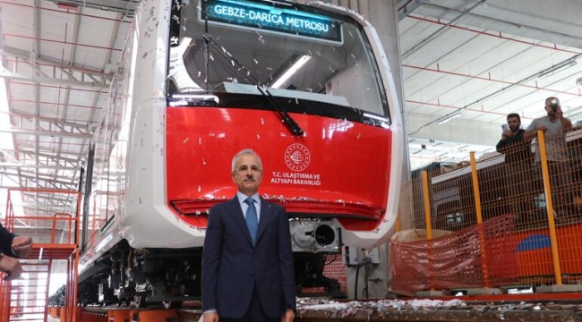 Bakan Uraloğlu, Gebze- Darıca hattında kullanılacak ilk yerli sürücüsüz metro aracını tanıttı