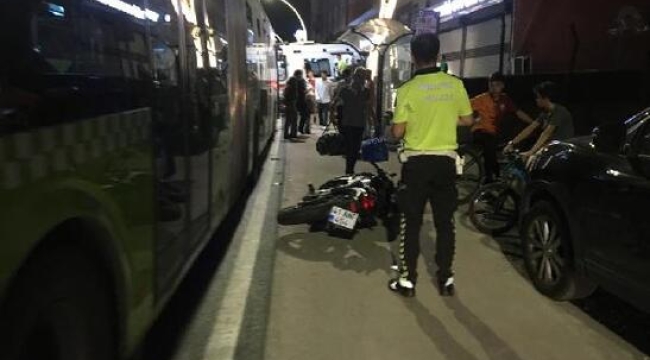 Otobüsten inen kadına çarpan motosikletin sürücüsü, 8 gün sonra öldü