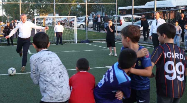 Büyükakın, Çayırova'da çocuklarla futbol oynadı