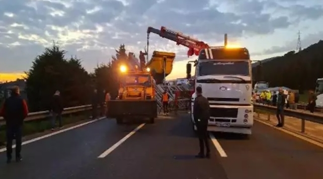 TEM'de TIR'ın açılan damperi tabelaya çarptı; Ankara yönü ulaşıma kapandı