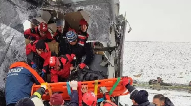 Derince'den Kars'a gidiyorlardı kaza yaptılar; 2 ölü 8 yaralı