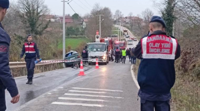 Elektrik bakım onarım kamyonuyla otomobil çarpıştı: 1 ölü