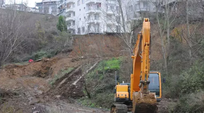 Heyelan nedeniyle tahliye edilen binadakiler, çalışmaların ardından evlerine geçebilecek