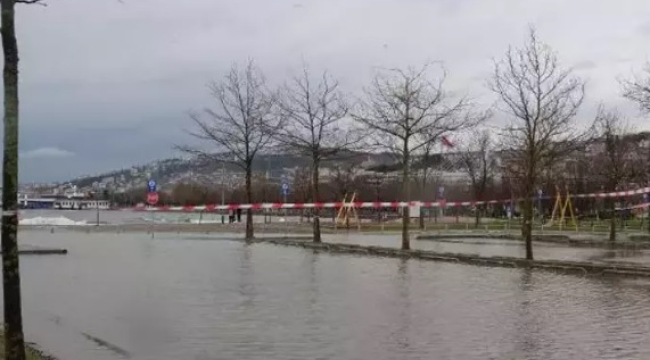 İzmit'te sağanak ve fırtına; deniz taştı, yollar ve otopark su altında kaldı