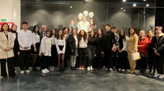 CHP'li Çalışkan, öğrencilerin sanat sergisine katıldı: ''Her zaman yanınızdayım'' dedi