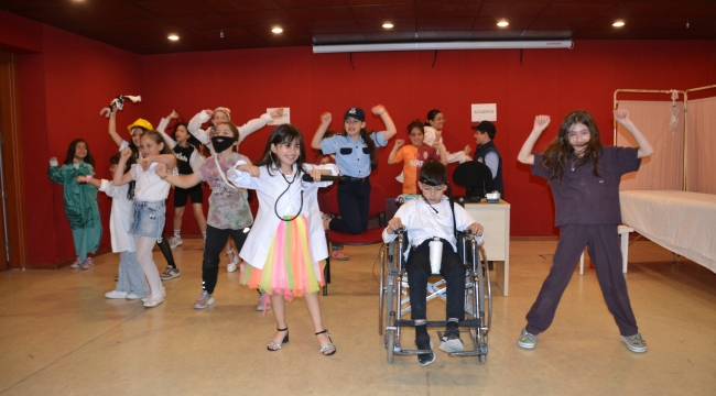 Gebze'de çocuklar hayatın çirkinliklerine karşı tiyatro oynadı